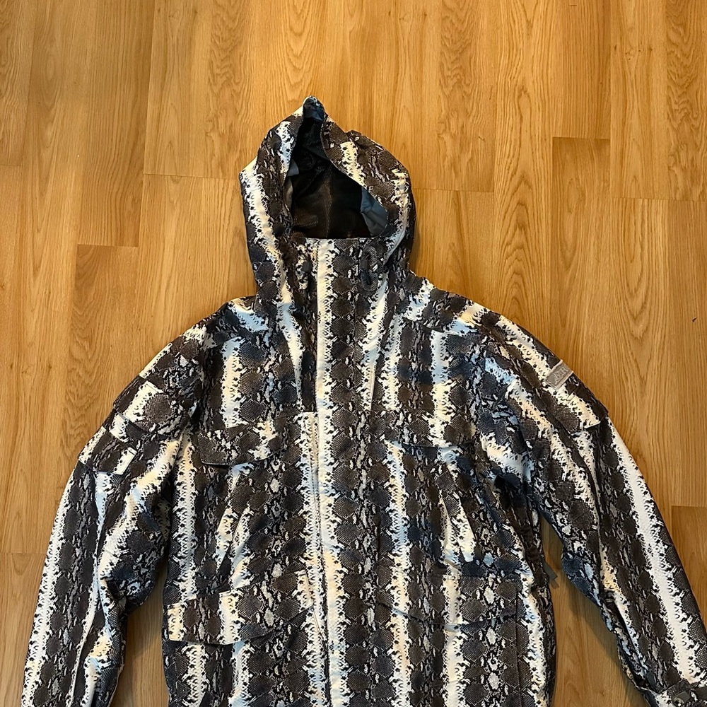 Rare Burton Black and White grey snakeskin snowboard Jacket men’s  size m